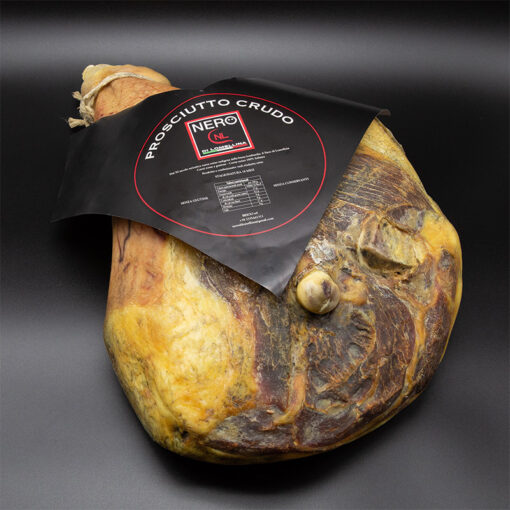 Prosciutto crudo intero Nero di Lomellina con osso